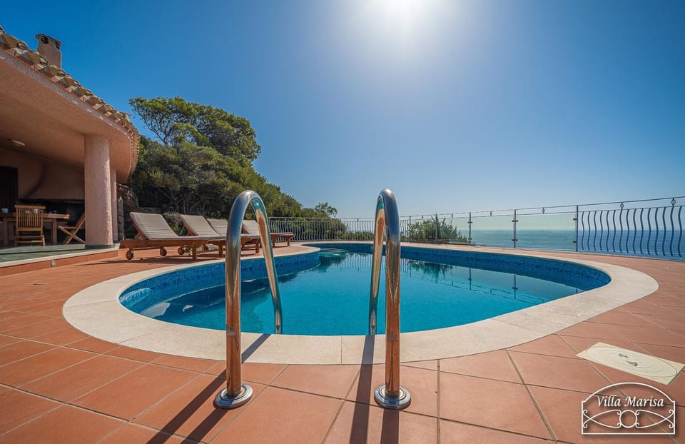 Swimming pool, sunbed