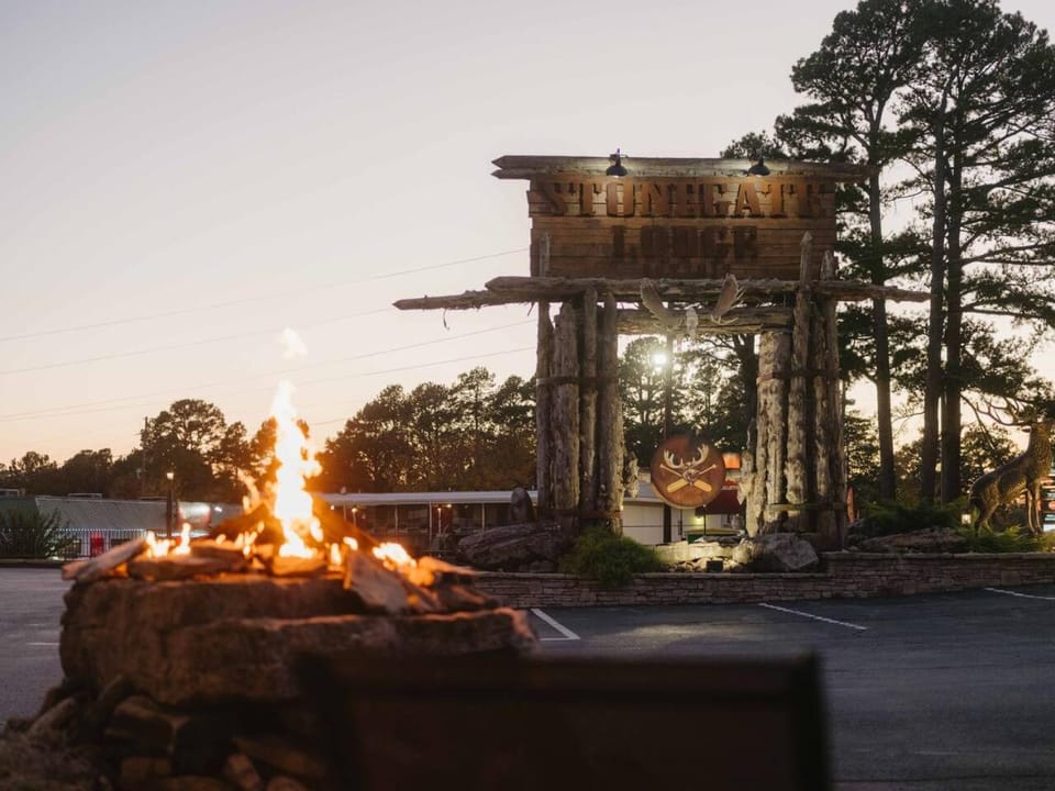Stonegate Lodge King Bed Pool Fast WIFI 2 mi 2 DTWN Room #306 Apartment in Eureka Springs