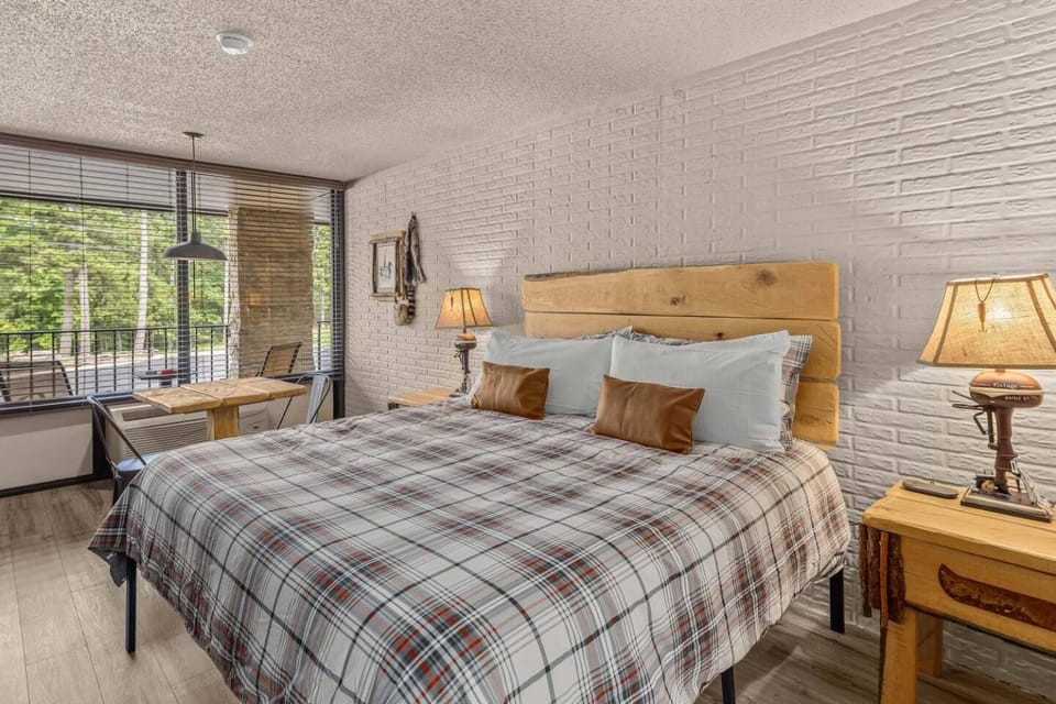 Stonegate Lodge King Bed, WIFI, 50in Roku TV, Salt Water Pool Room #308 Apartment in Eureka Springs