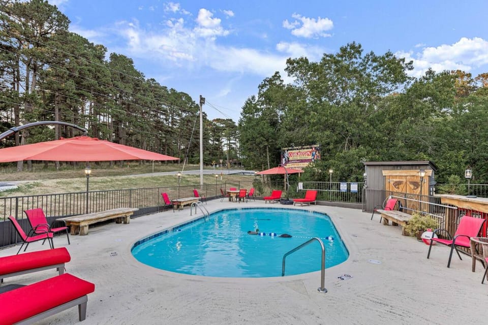 Stonegate Lodge King Bed, WIFI, 50in Roku TV, Salt Water Pool Room #308 Apartment in Eureka Springs
