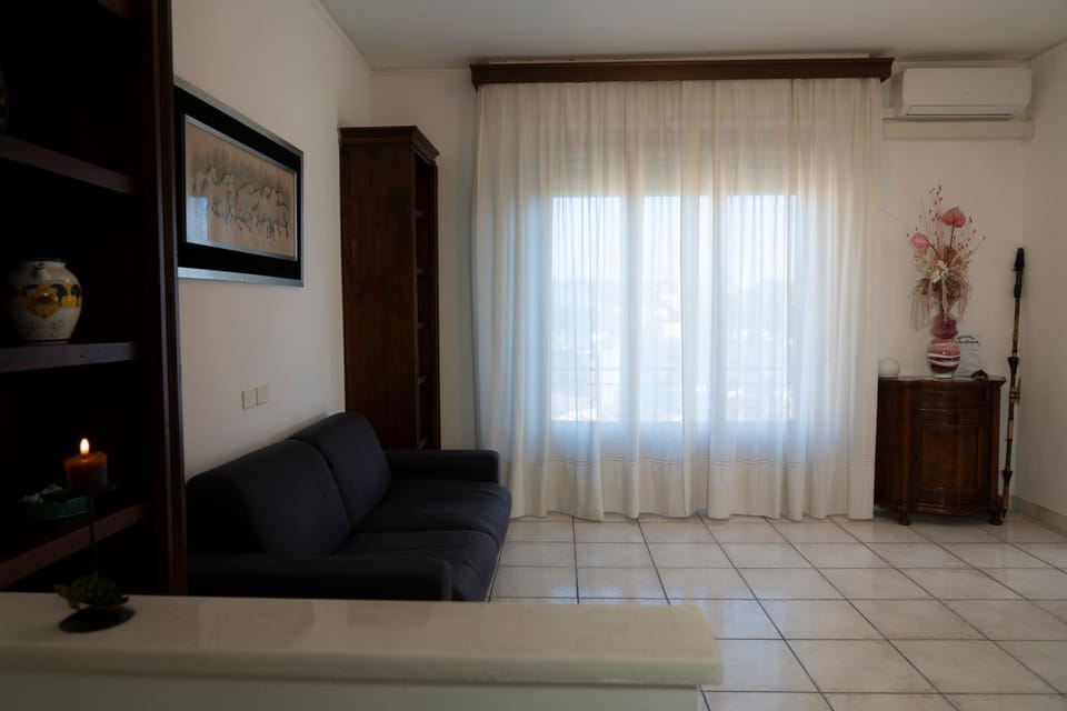 Communal lounge/ TV room, Living room, Seating area