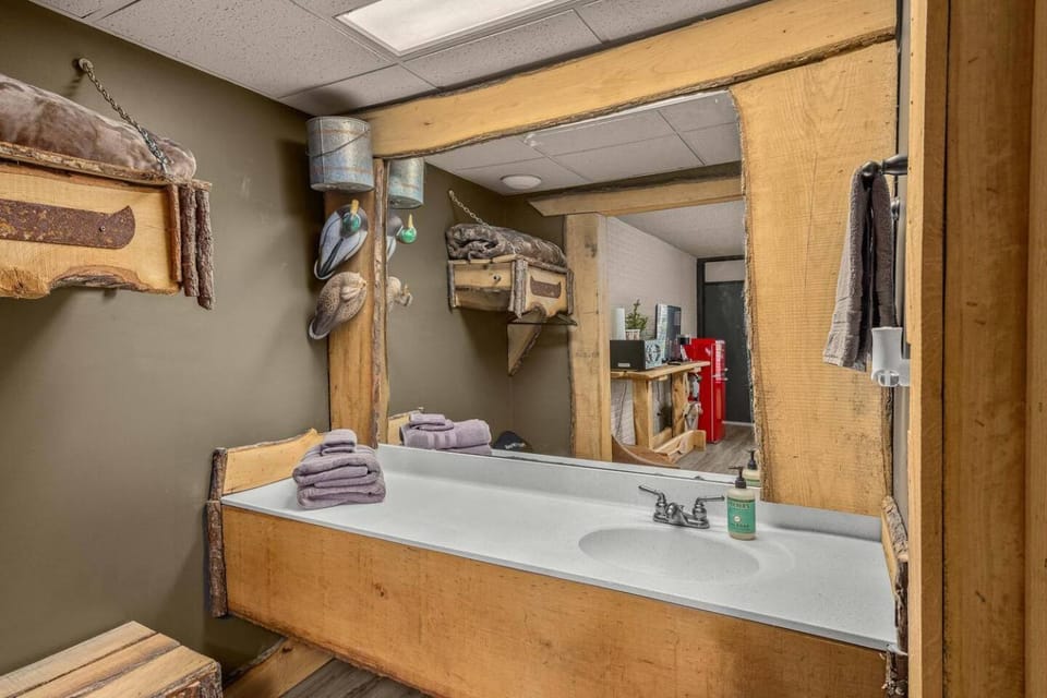 Stonegate Lodge King Bed Fast WiFi 40in TV Salt Water Pool Room #309 Apartment in Eureka Springs