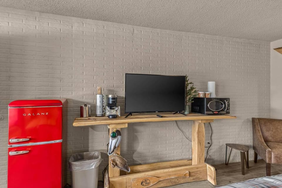 Stonegate Lodge King Bed Fast WiFi 40in TV Salt Water Pool Room #309 Apartment in Eureka Springs