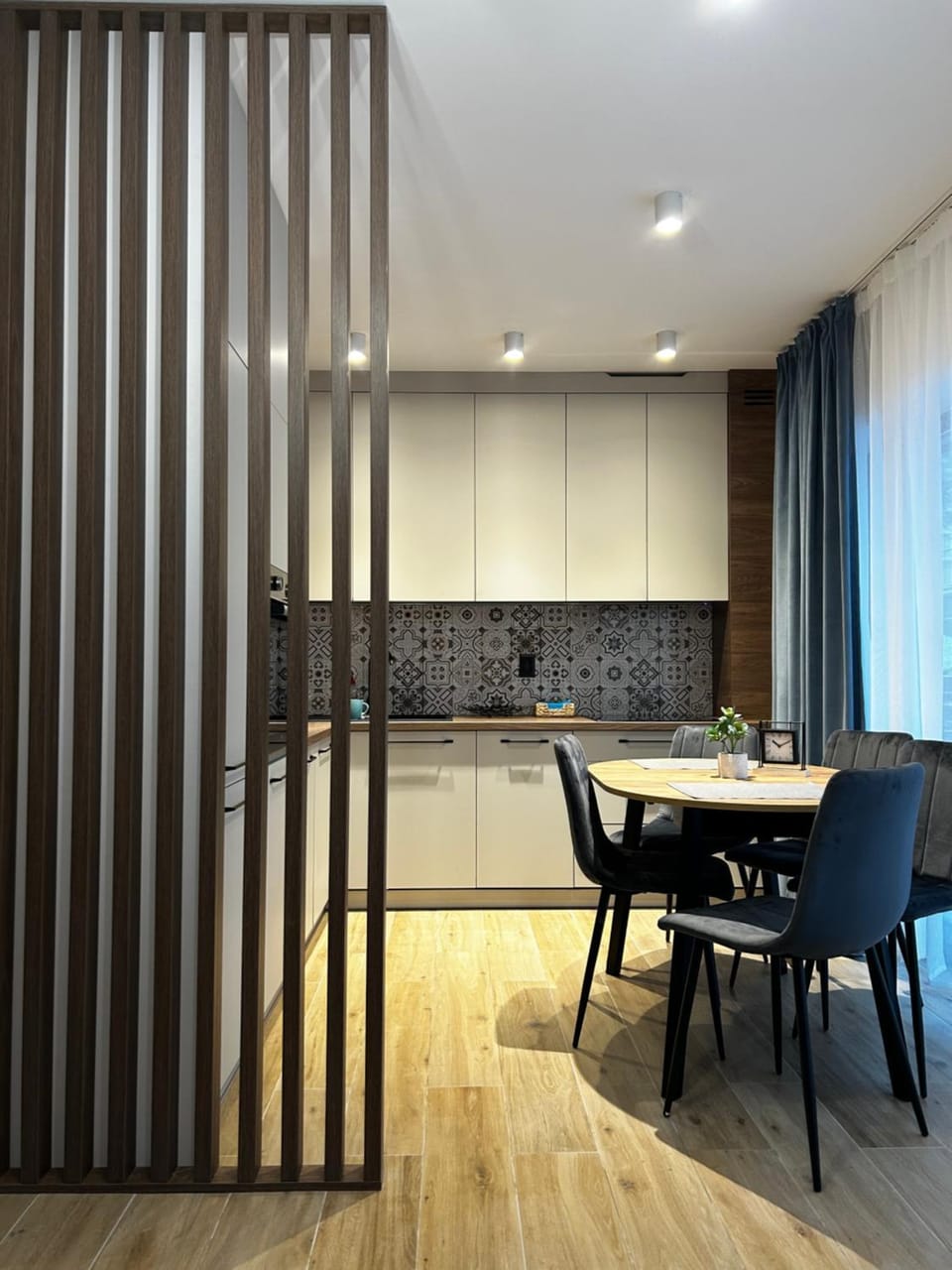 Kitchen or kitchenette, Seating area, Dining area