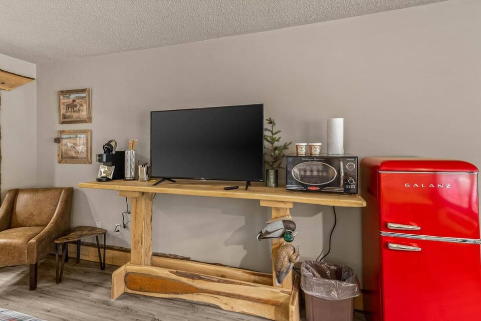Stonegate Lodge King Bed, WiFi, 50in TV, Fire Pit, Salt Water Pool Room # 310 Apartment in Eureka Springs