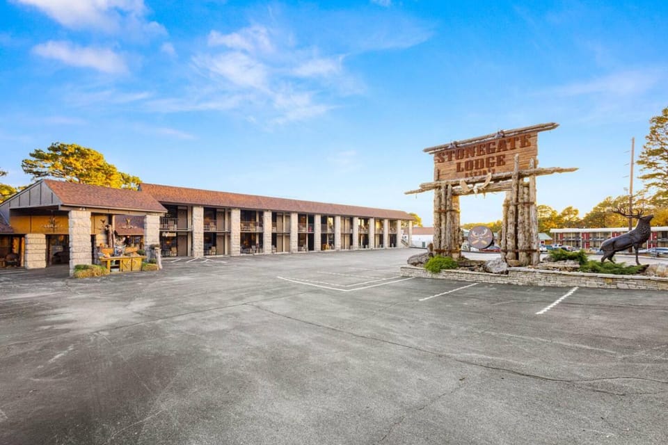 Stonegate Lodge King Bed, WiFi, 50in TV, Fire Pit, Salt Water Pool Room # 310 Apartment in Eureka Springs