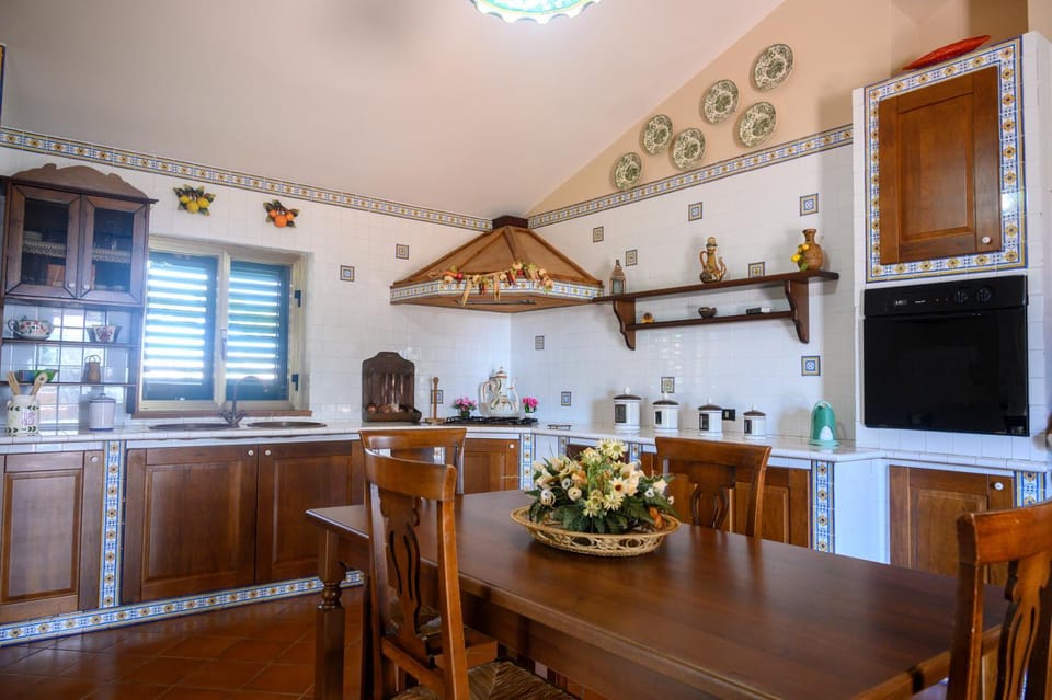 Kitchen or kitchenette, Dining area, minibar, pet friendly, stove