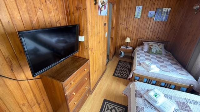 Bed, TV and multimedia, Bedroom