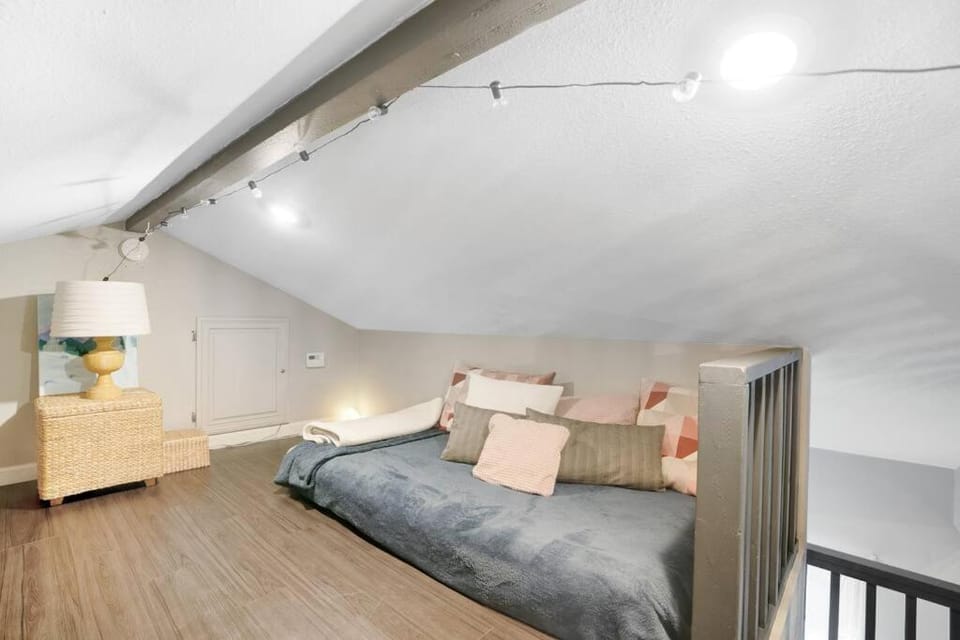Wonderland Retreat - Near Downtown, Free Parking House in San Diego
