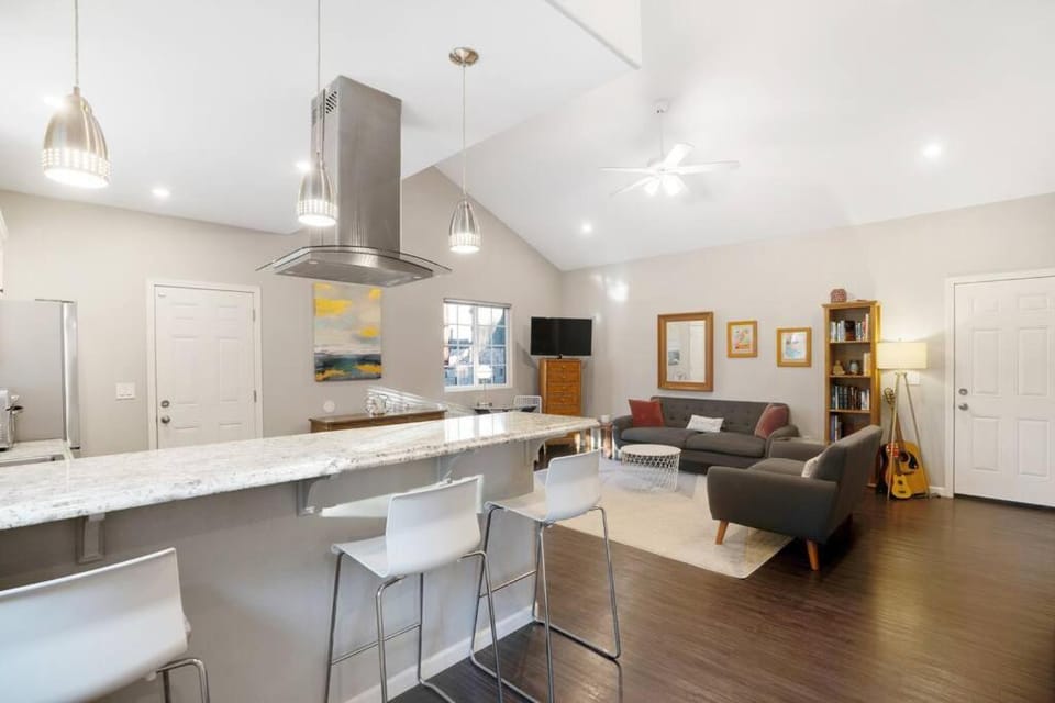 Wonderland Retreat - Near Downtown, Free Parking House in San Diego