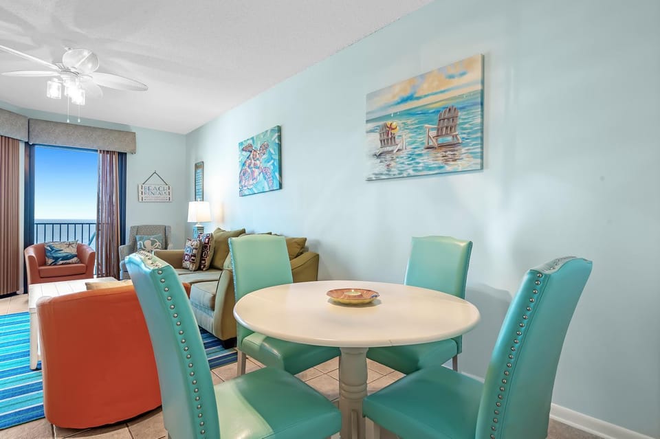 Living room, Seating area, Dining area, fireplace