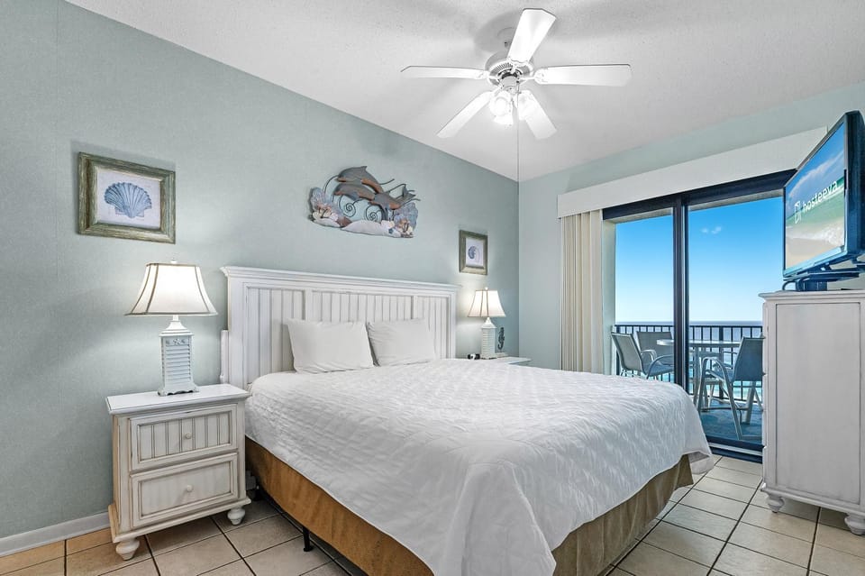 Bed, TV and multimedia, Photo of the whole room, Evening entertainment, Bedroom, fireplace