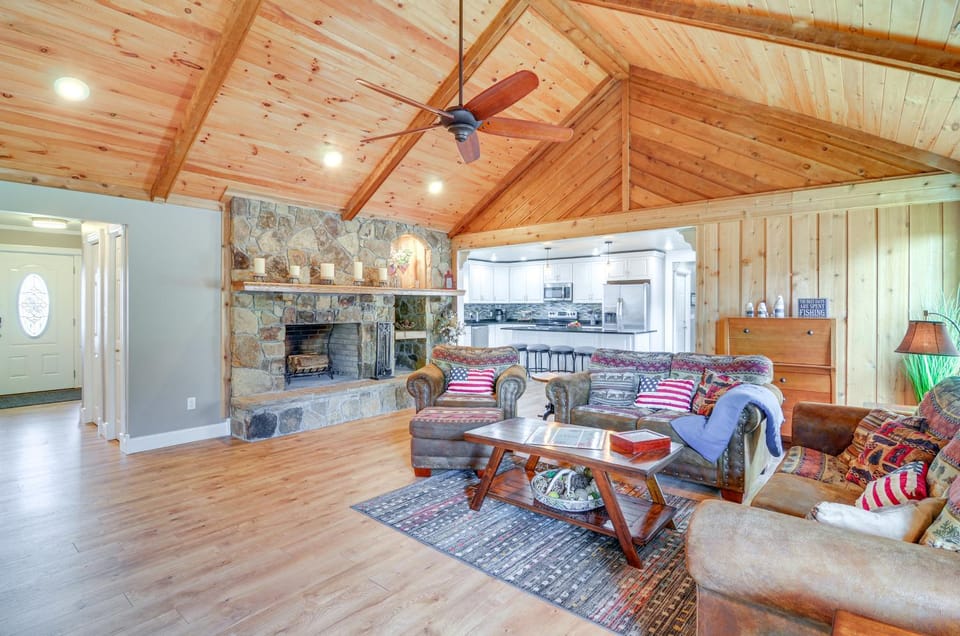 River-View Somerset Home: Large Deck, Fire Pit! House in Burnside