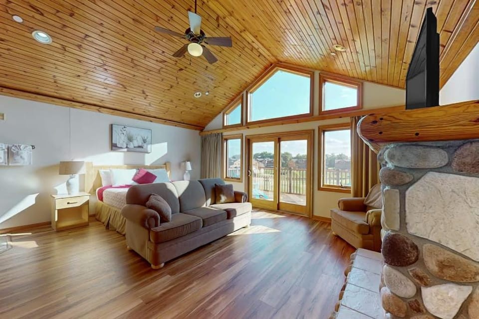 Tigers Den - Upper Inn in Castle Rock Lake