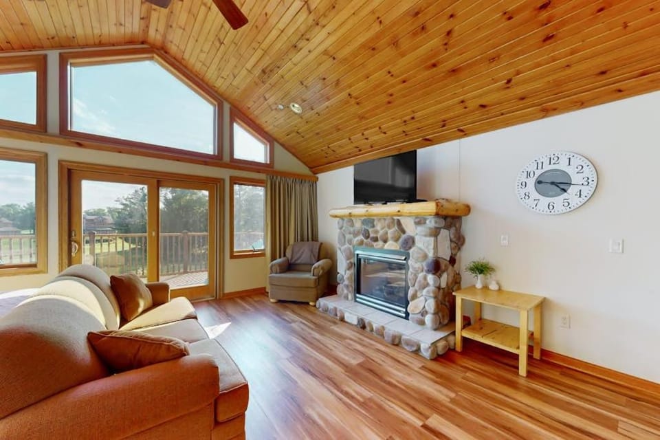 Tigers Den - Upper Inn in Castle Rock Lake