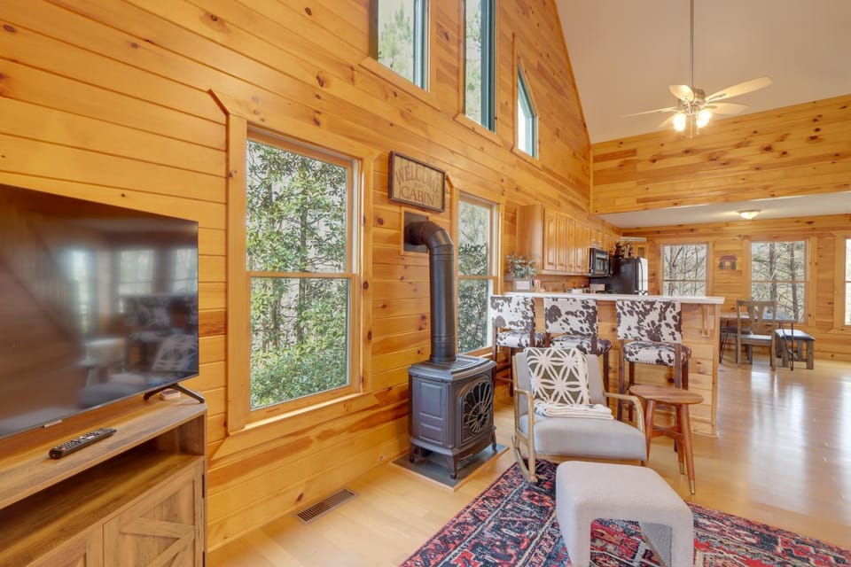 Peaceful Ellijay Cabin: Pool Access & Resort Perks Cabin in Georgia