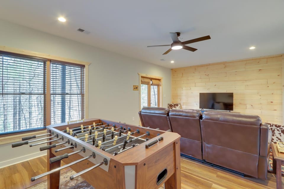 Peaceful Ellijay Cabin: Pool Access & Resort Perks Cabin in Georgia
