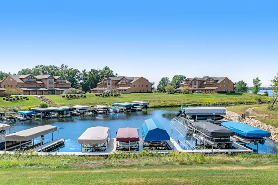Tigers Den House in Castle Rock Lake