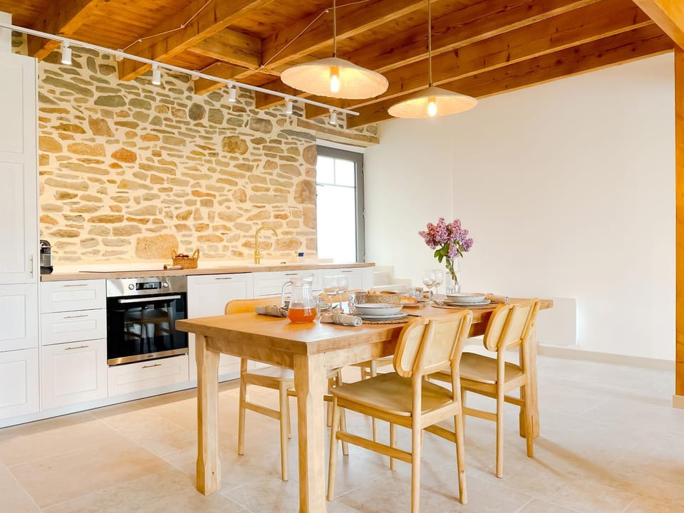 Kitchen or kitchenette, Dining area, minibar, pet friendly, stove