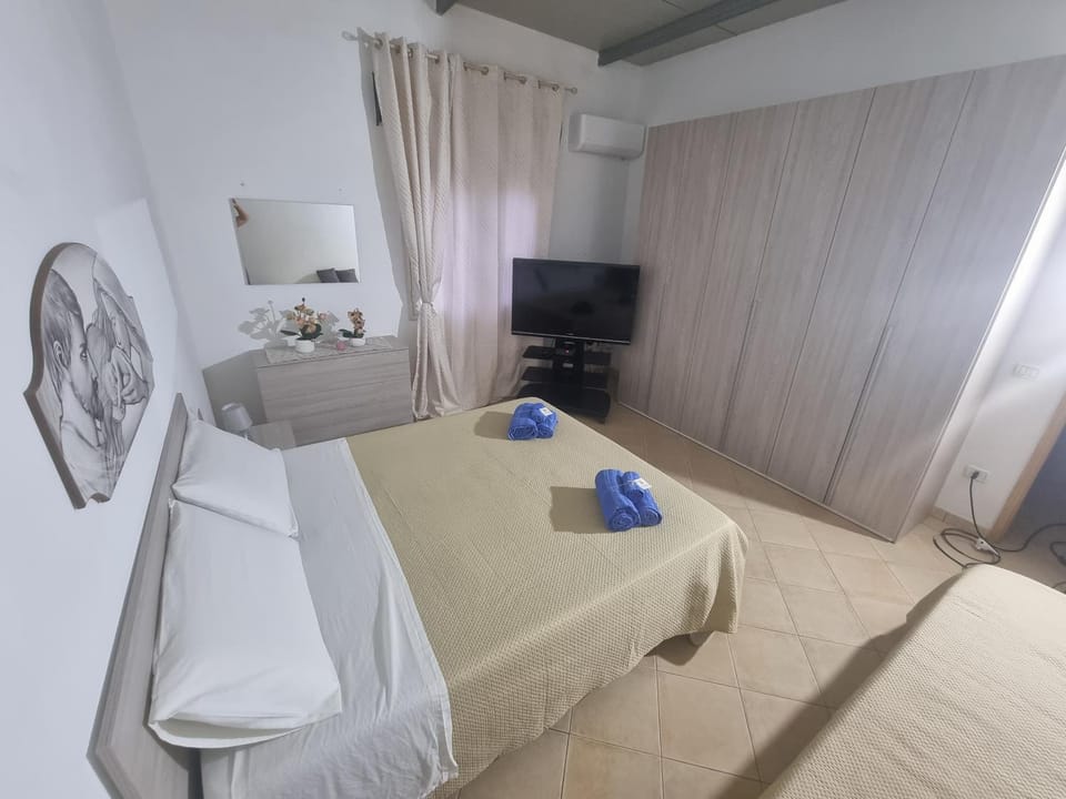 Bed, TV and multimedia, Photo of the whole room, Bedroom, furniture, towels, wardrobe, air conditioner