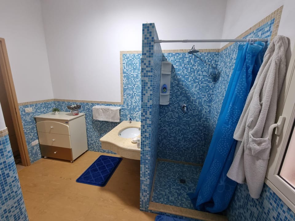 Shower, Bathroom, towels