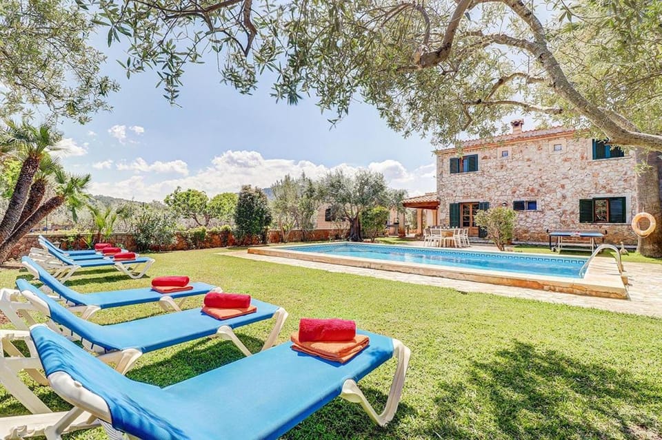 Charming villa with a fabulous garden in Pollensa by Renthousing House in Raiguer