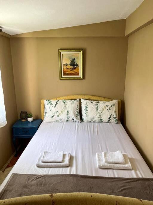 Bed, Bedroom, towels