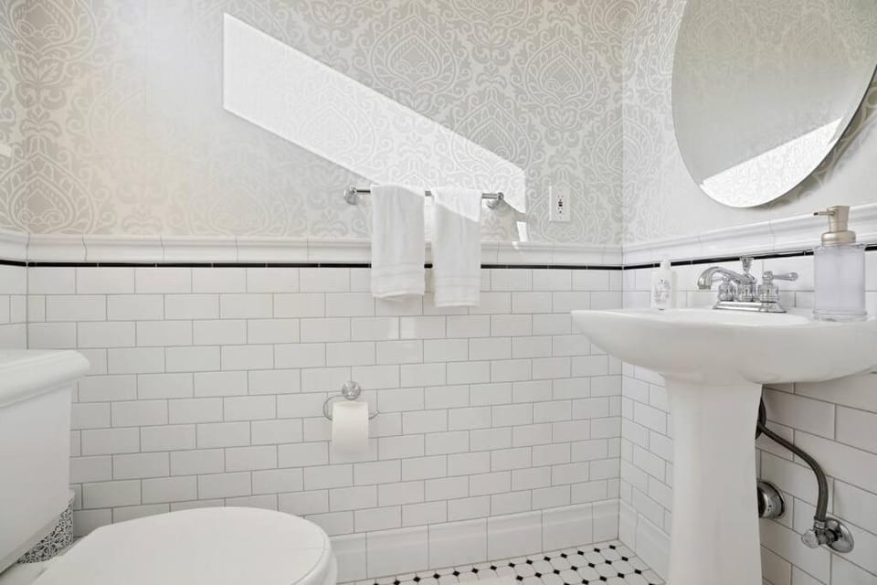Luxury 6600 sq.ft Stunning Home/Sleeps 10+ House in Minneapolis