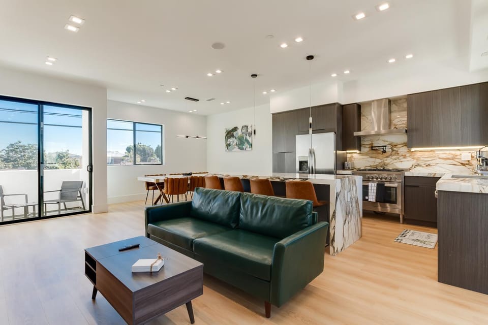 Kitchen or kitchenette, Living room, Seating area, Dining area, minibar, pet friendly
