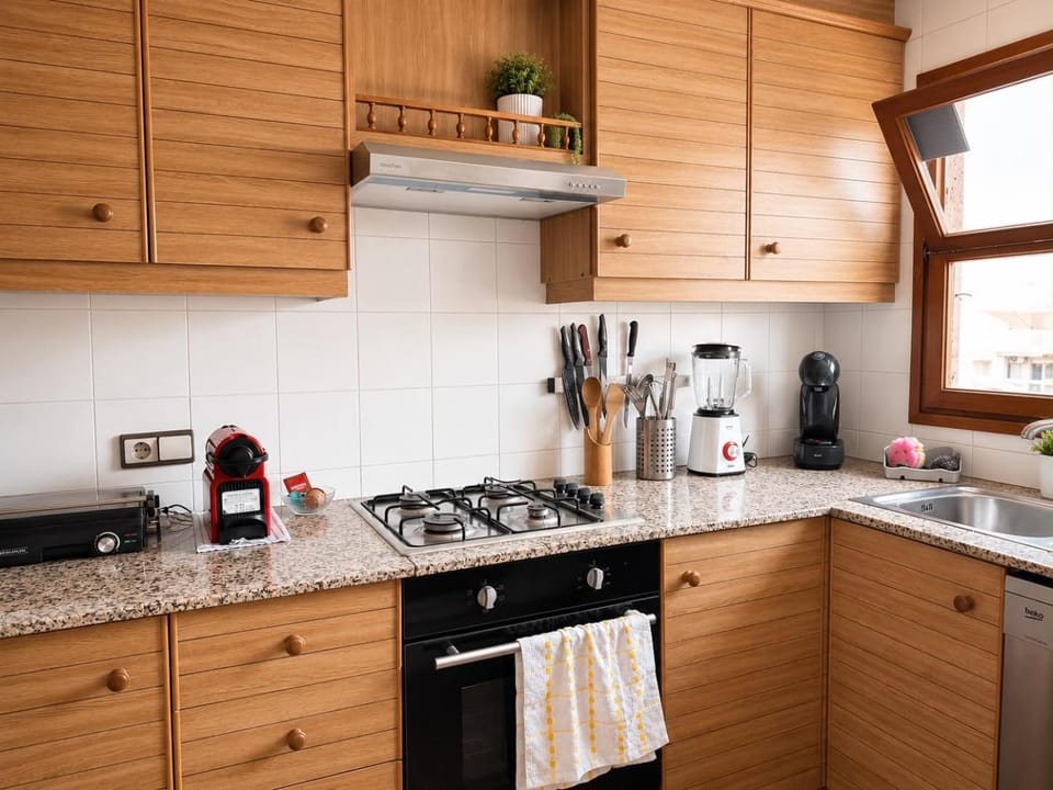 Coffee/tea facilities, Kitchen or kitchenette, stove, toaster