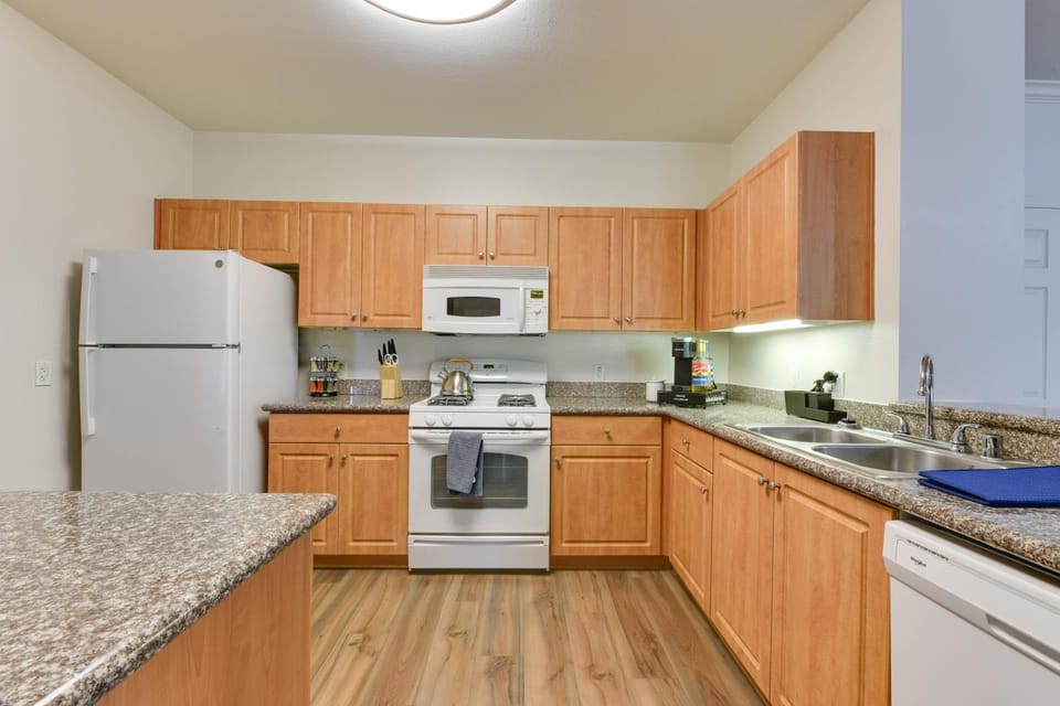 Spacious, Comfortable, and Central Condo Apartment in Venice Beach