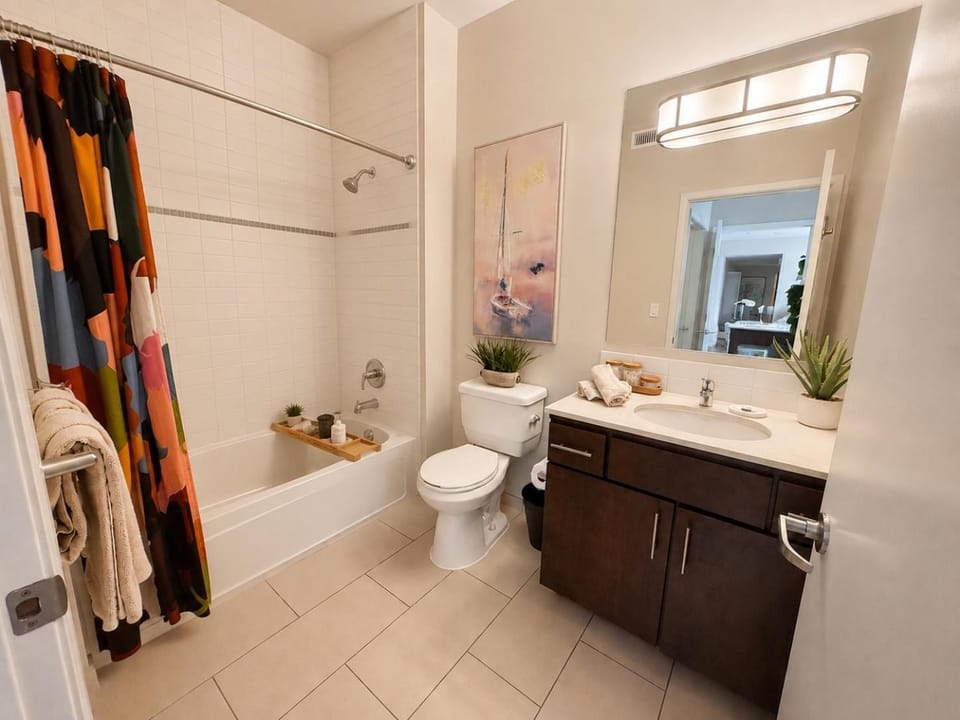 Spacious, Comfortable, and Central Condo Apartment in Venice Beach