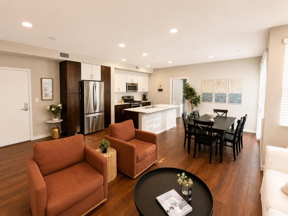 Spacious, Comfortable, and Central Condo Apartment in Venice Beach