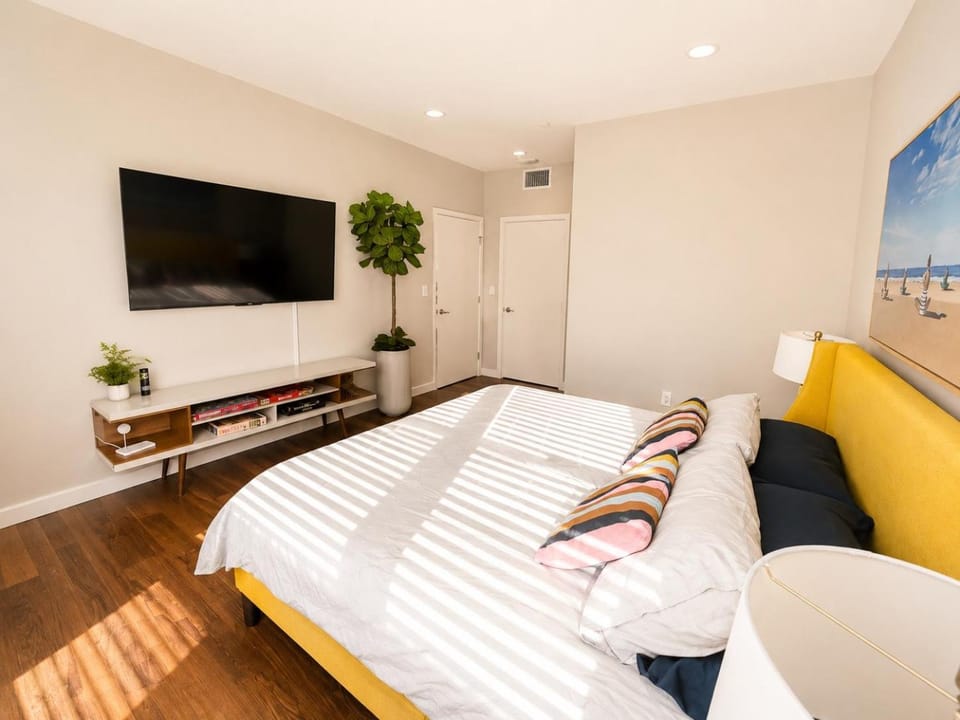 Spacious, Comfortable, and Central Condo Apartment in Venice Beach