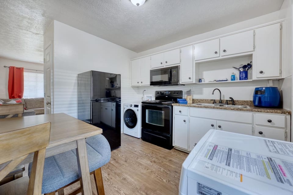Kitchen or kitchenette, Dining area, minibar, pet friendly, stove, washing machine, dryer