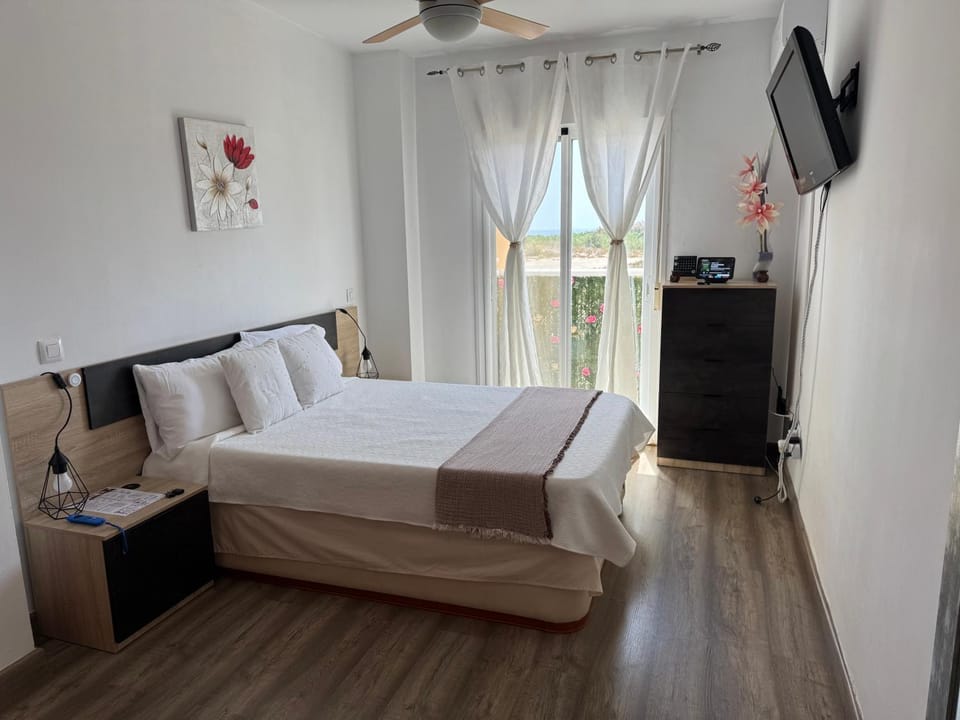 Bed, TV and multimedia, Photo of the whole room, Bedroom, air conditioner, air conditioner