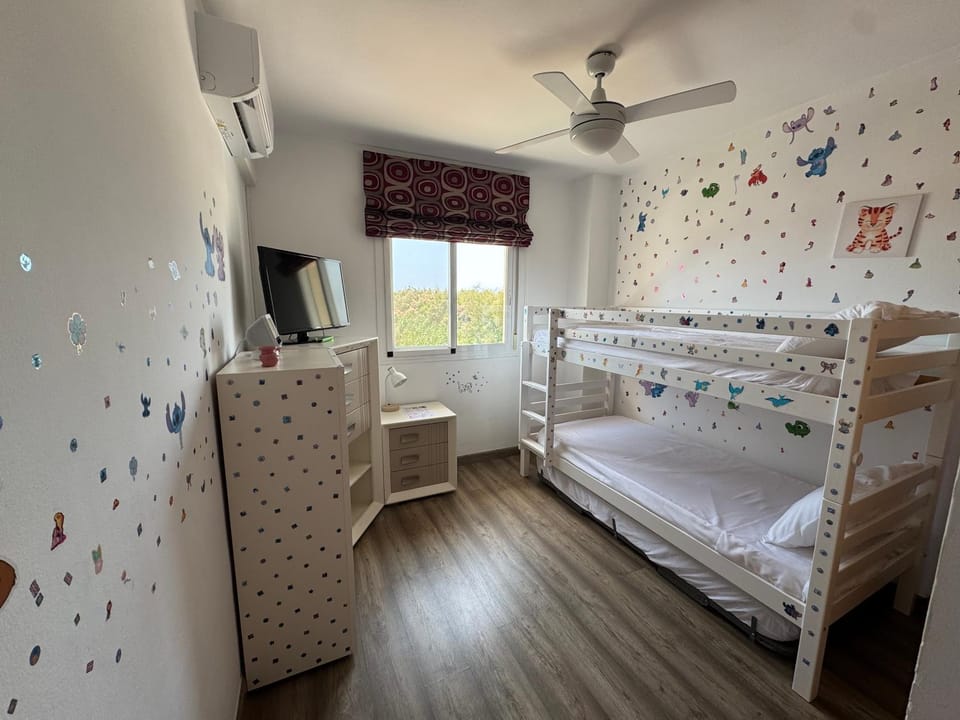 Bed, TV and multimedia, Photo of the whole room, Bedroom, bunk bed, air conditioner