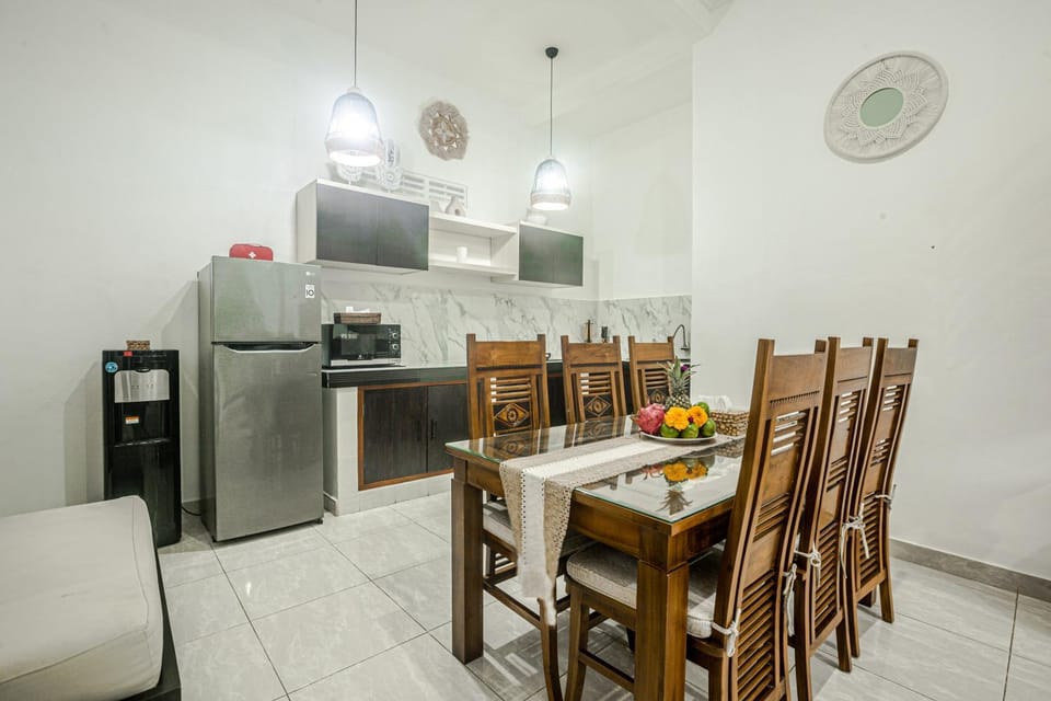 Kitchen or kitchenette, Living room, Seating area, Dining area, minibar, stove