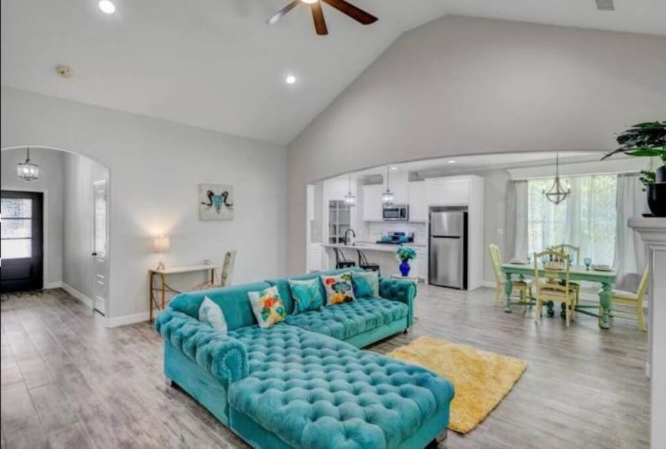 Reduced! Newly Renovated Luxe West Beaumont w Priv House in Beaumont
