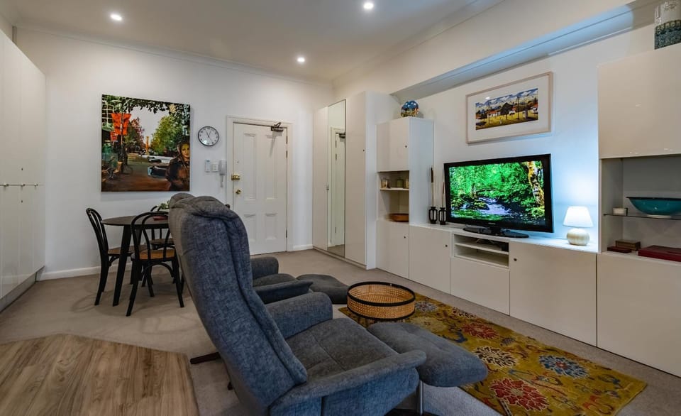 Oversized Potts Point Studio Apartment in Sydney