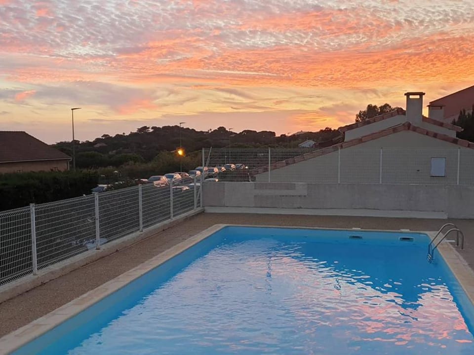 Studio Cabine à Giens avec Terrasse, Piscine et Parking - FR-1-335-193 Cabin in Hyères