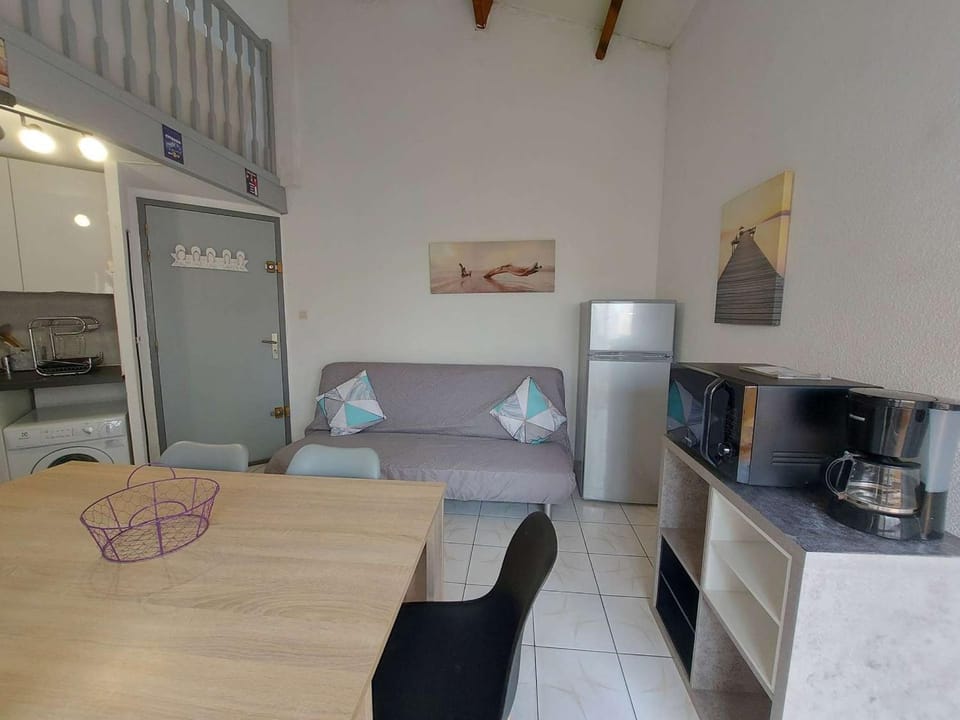 Appartement 2 pièces meublé avec mezzanine et terrasse, accès direct à la plage, parking inclus - FR-1-326-798 Apartment in Marseillan