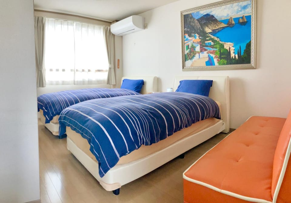 Photo of the whole room, Bedroom