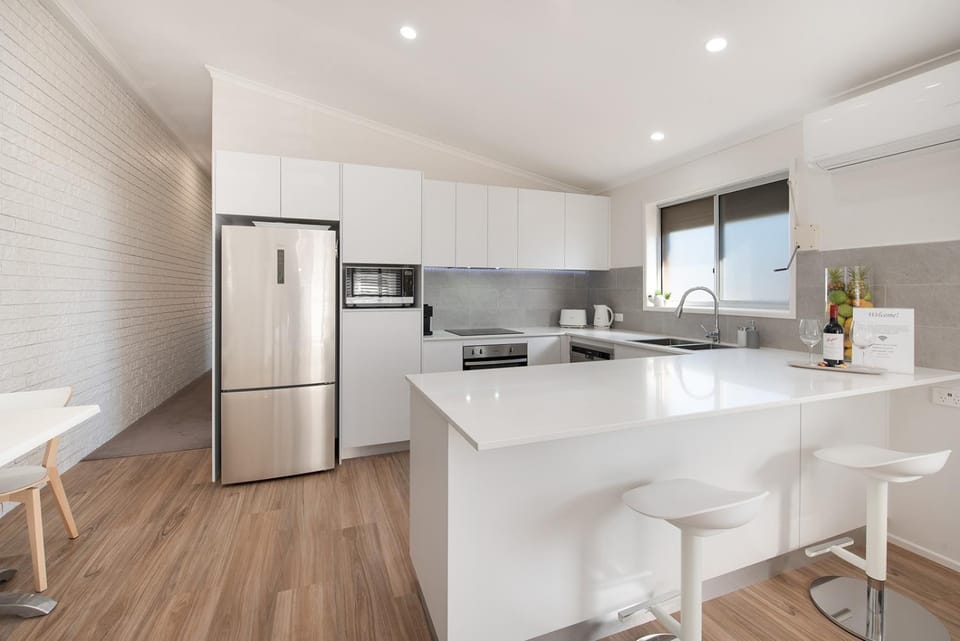 Coffee/tea facilities, Kitchen or kitchenette, Dining area, dishwasher, heating, microwave, oven, stove, toaster, air conditioner
