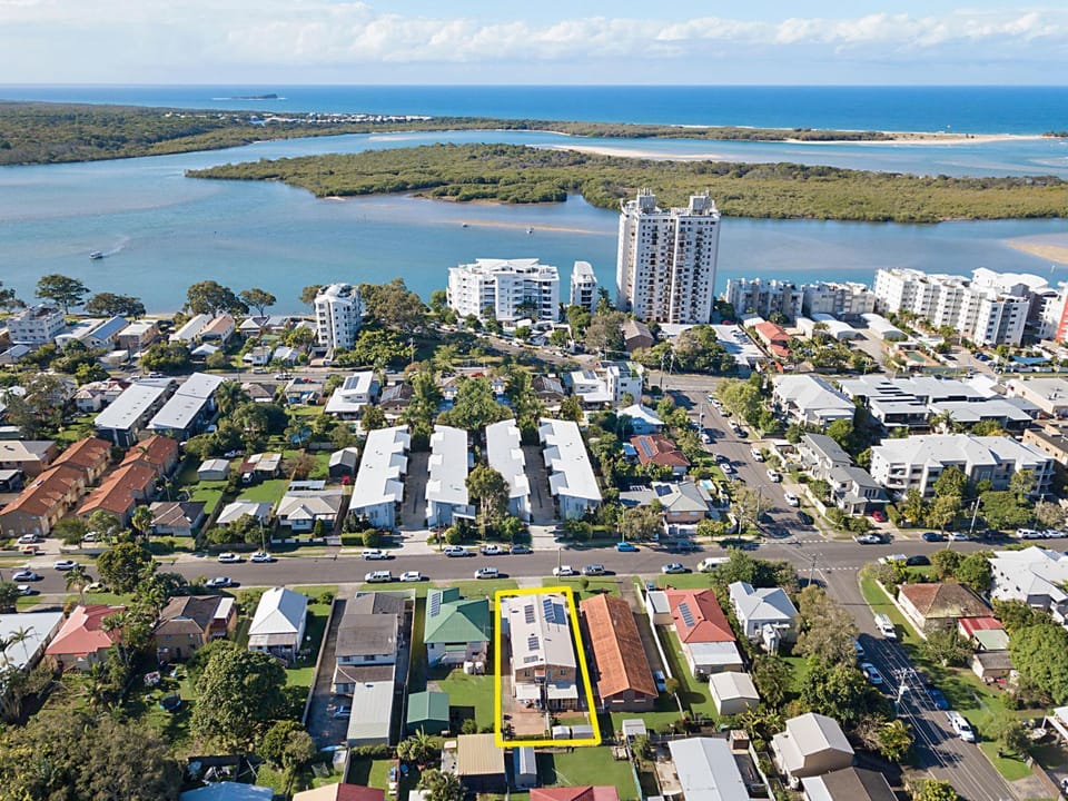 Property building, Nearby landmark, Neighbourhood, Bird's eye view, Beach, Street view, Location, Parking