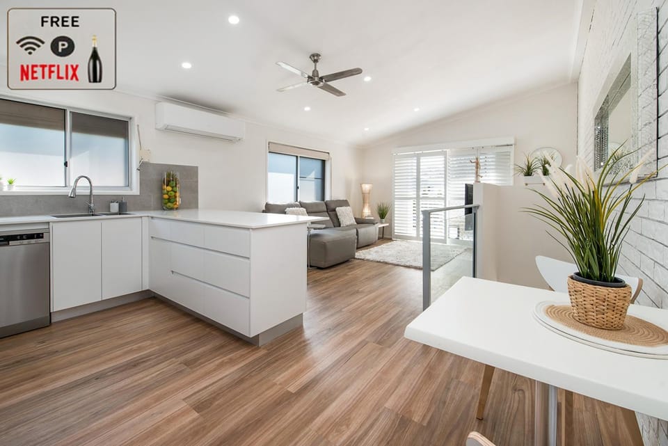 TV and multimedia, Coffee/tea facilities, Balcony/Terrace, Kitchen or kitchenette, Living room, Seating area, Dining area, heating, internet, air conditioner