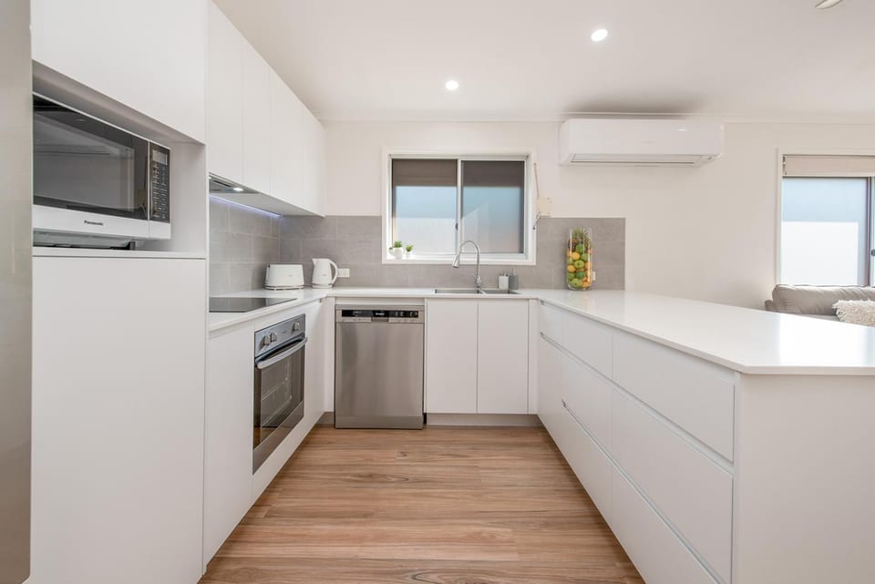 Coffee/tea facilities, Kitchen or kitchenette, dishwasher, heating, microwave, oven, stove, toaster, air conditioner