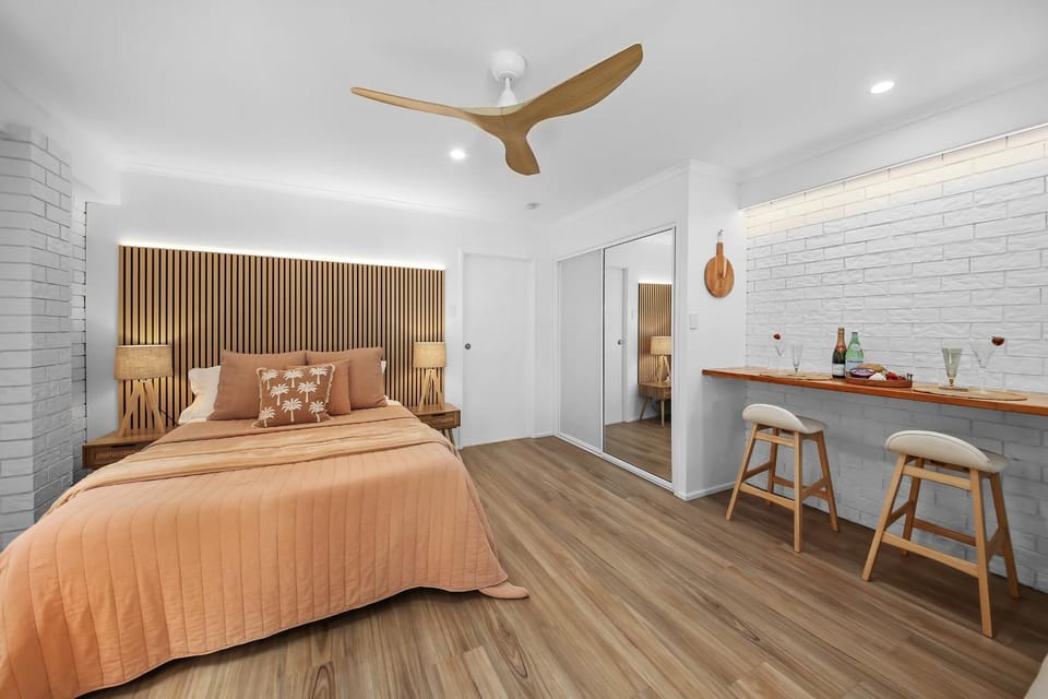 Bed, Coffee/tea facilities, Photo of the whole room, Seating area, Dining area, Bedroom, heating, internet, towels, wardrobe, air conditioner