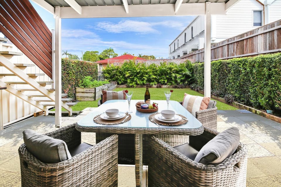 Property building, Patio, Garden, Balcony/Terrace, Seating area, Dinner, Location, pet friendly
