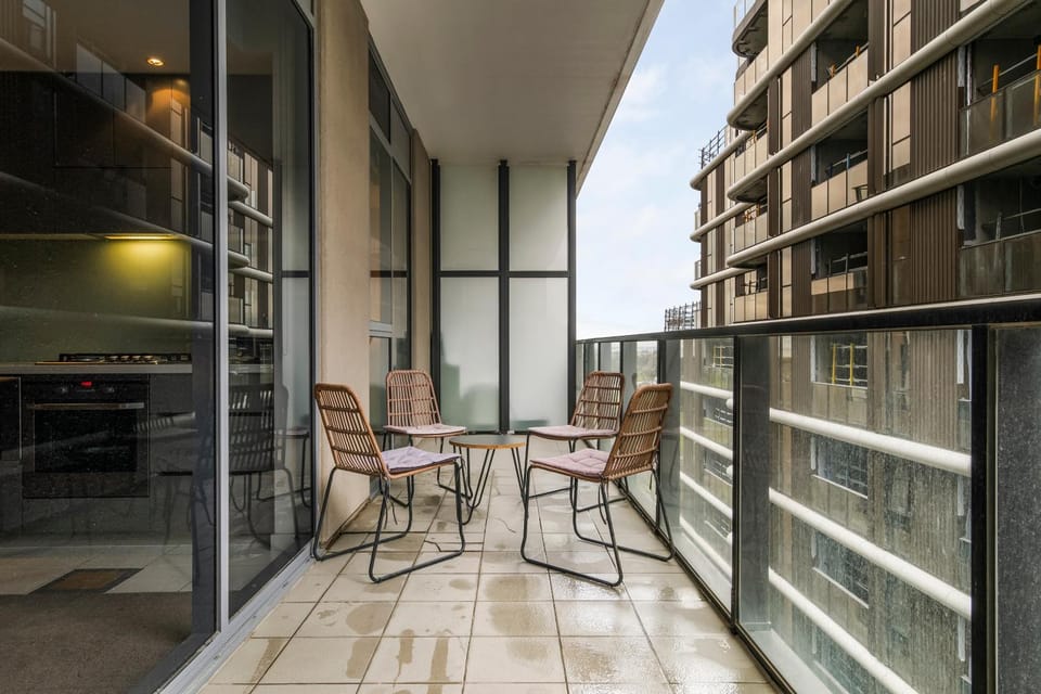 Spacious City Fringe RetreatPool & Free Parking Apartment in Melbourne